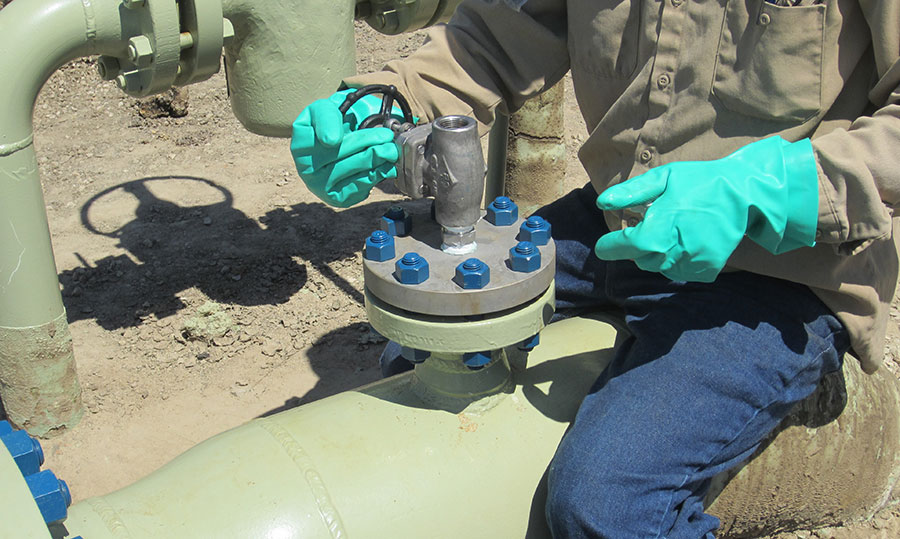 Technicians maintain oxygen cleanliness during a pipeline installation. 